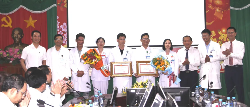 Lãnh đạo Ban Tuyên giáo và Dân vận Thành ủy, Văn phòng Thành ủy TPHCM và lãnh đạo Sở Y tế TPHCM trao bằng khen của Chủ tịch UBND cho các tập thể của Bệnh viện Đa khoa Bình Dương