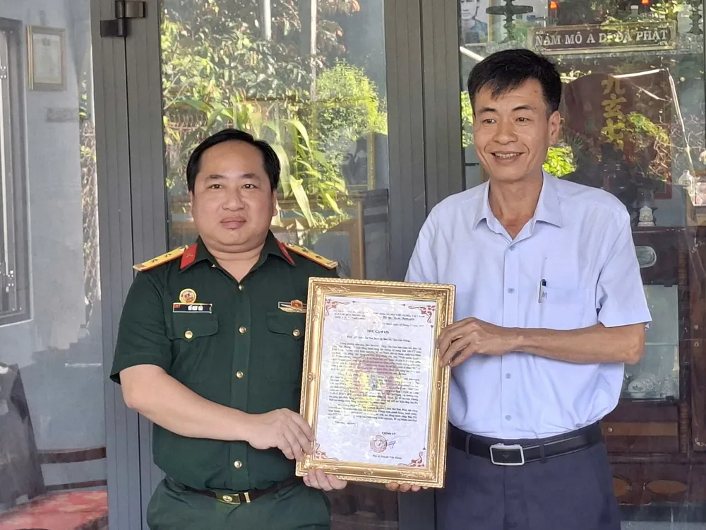 Ban Chỉ huy Phòng thủ Khu vực 5 - Tam Long trao thư cảm ơn Báo Sài Gòn Giải Phóng