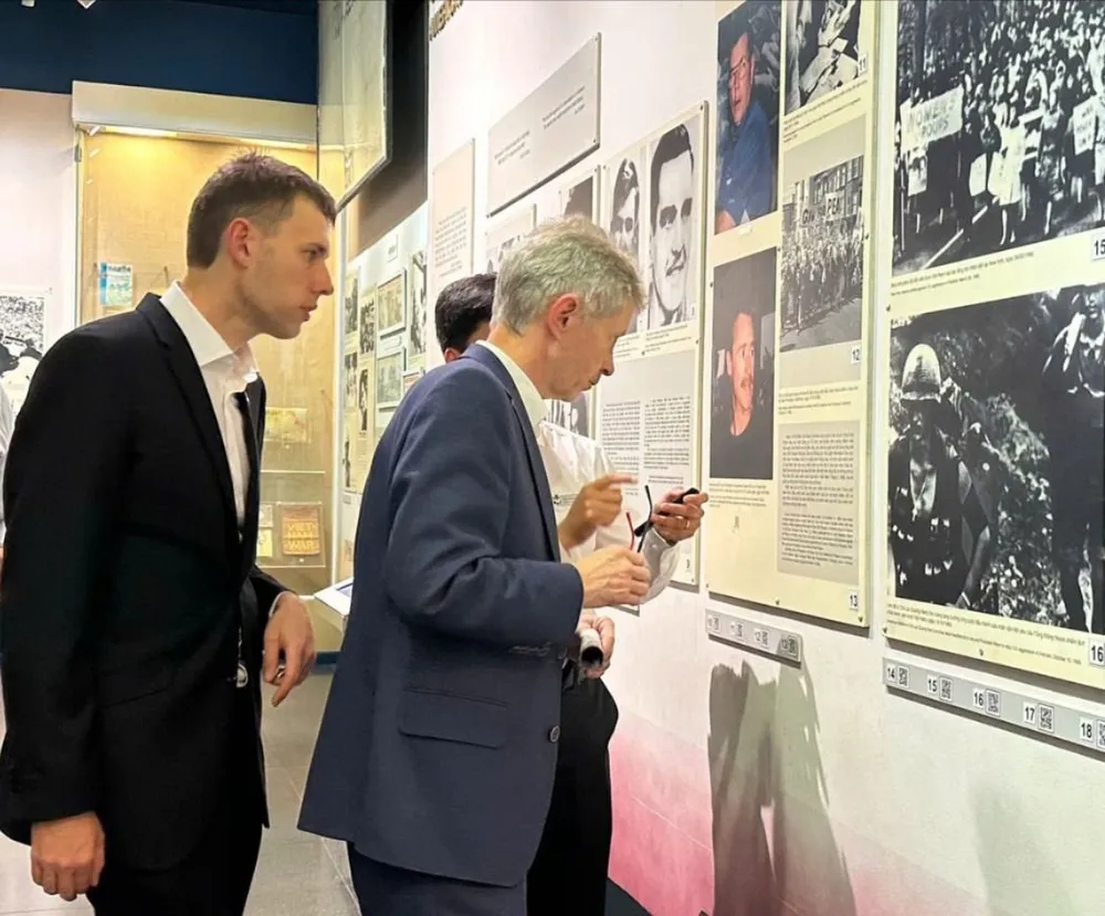 Bezoekers van het War Remnants Museum CN1 chu de.jpg