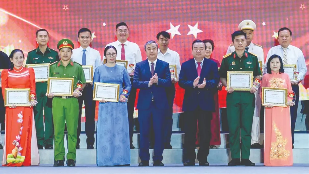 Lãnh đạo Ban Tuyên giáo và Dân vận Trung ương trao chứng nhận và biểu trưng cho các điển hình học tập và làm theo tư tưởng, đạo đức, phong cách Hồ Chí Minh