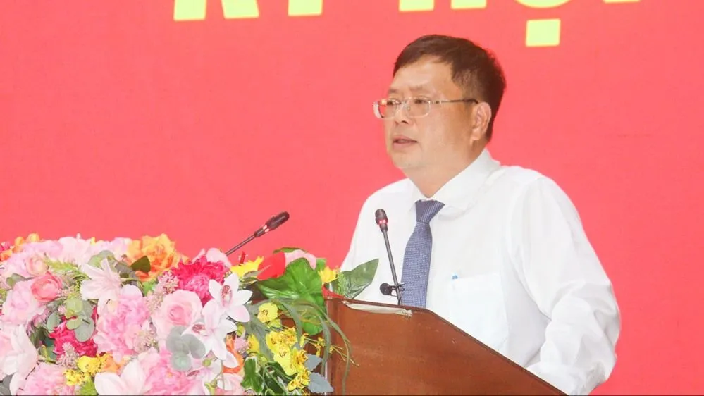 Giám đốc Sở Tài chính tỉnh Vĩnh Long Trương Đặng Vĩnh Phúc trả lời chất vấn. Ảnh: HN