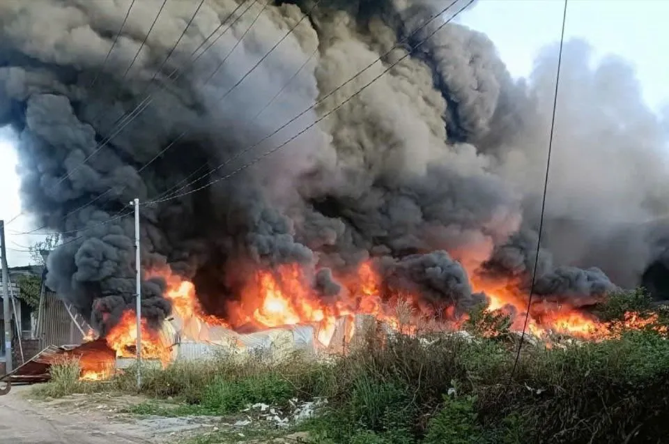 អគ្គីភ័យបានឆាបឆេះនៅព្រឹកព្រលឹមថ្ងៃទី ១៥ ខែធ្នូ នៅក្រុមហ៊ុនឈើមួយកន្លែងក្នុងសង្កាត់តាន់ហៀប។ 2.jpg