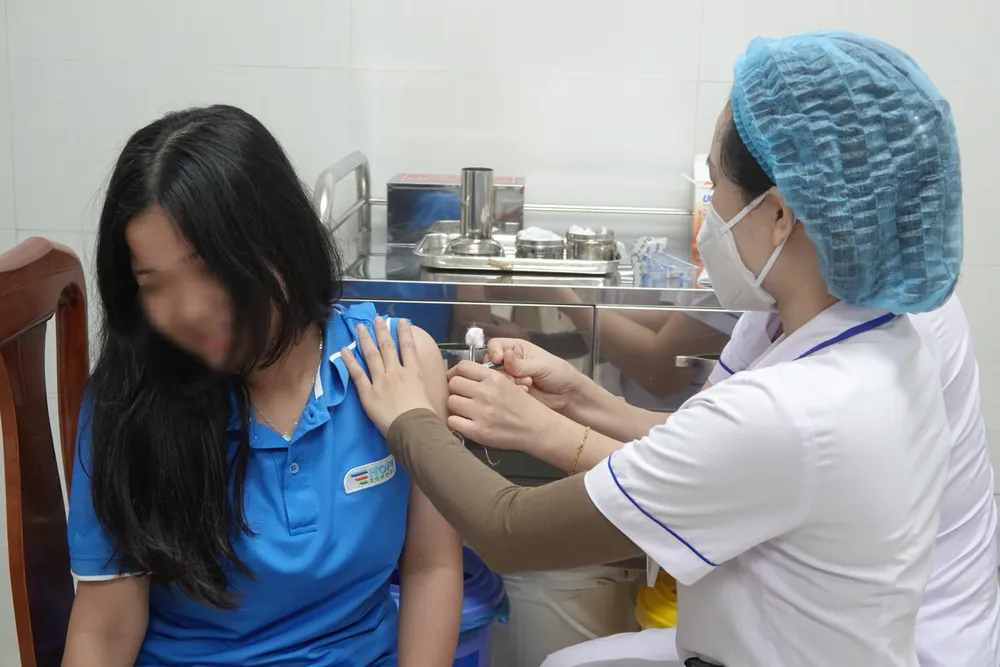 Tiêm vaccine phòng HPV tại bệnh viện Phụ Sản – Nhi Đà Nẵng. Ảnh: XUÂN QUỲNH
