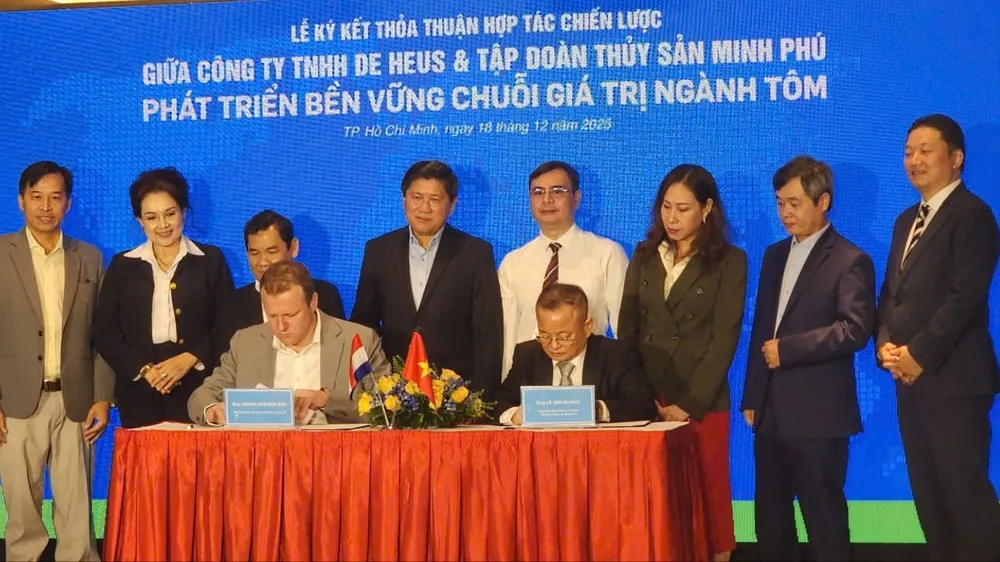 Ký kết hợp tác giữa De Heus và Thủy sản Minh Phú để phát triển bền vững ngành tôm