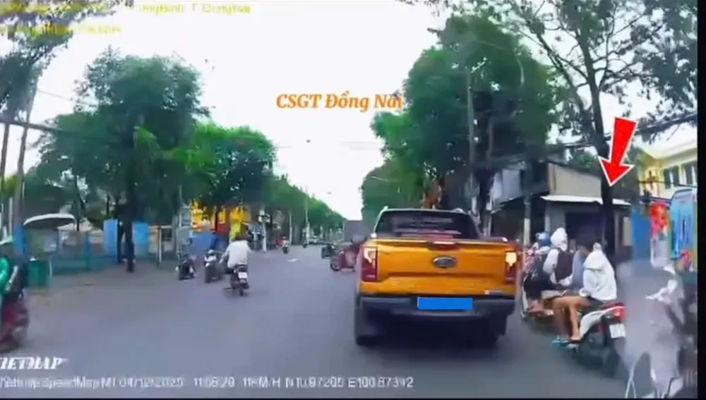 Thanh niên điều kiển xe mô tô không đội mũ bảo hiểm và lạng lách trên đường bị xử phạt nặng. Ảnh cắt từ clip người dân cung cấp