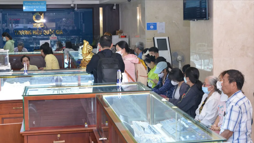 Sáng nay, giá vàng lao dốc