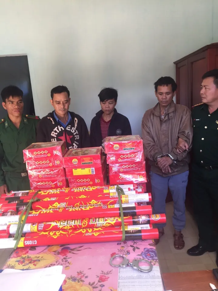 Bắt nhiều vụ vận chuyển pháo lậu và ma túy qua biên giới ảnh 2