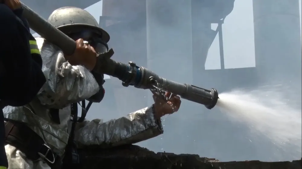 Đà Nẵng cháy xưởng gỗ, khu dân cư náo loạn ảnh 2