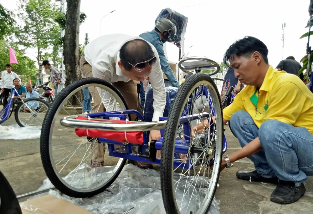 Xe lăn - xe lắc giúp bà con di chuyển thuận tiên hơn