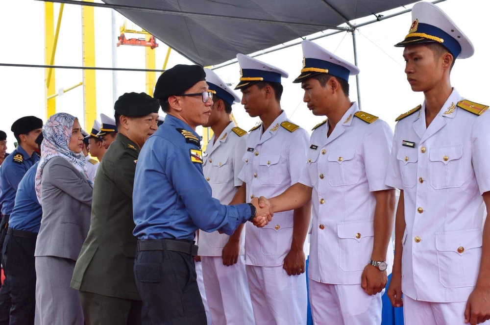 Tàu hải quân Brunei thăm Đà Nẵng