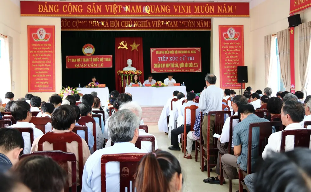 Quang cảnh buổi tiếp xúc cử tri của Đoàn đại biểu Quốc hội TP Đà Nẵng tại quận Cẩm Lệ