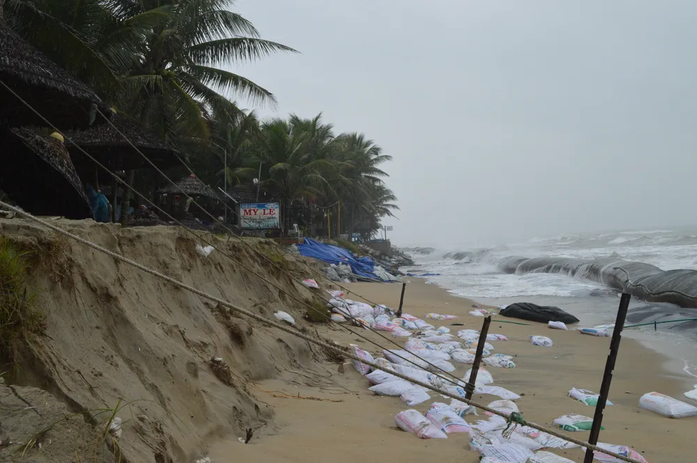Bờ biển Đà Nẵng, Quảng Nam sạt lở nghiêm trọng do mưa to, gió lớn ảnh 6
