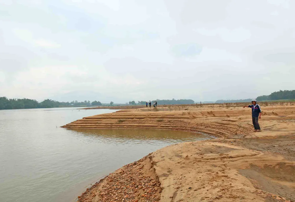  Quảng Nam: Ngày thứ tư liên tiếp người dân tụ tập phản đối việc khai thác cát ảnh 3