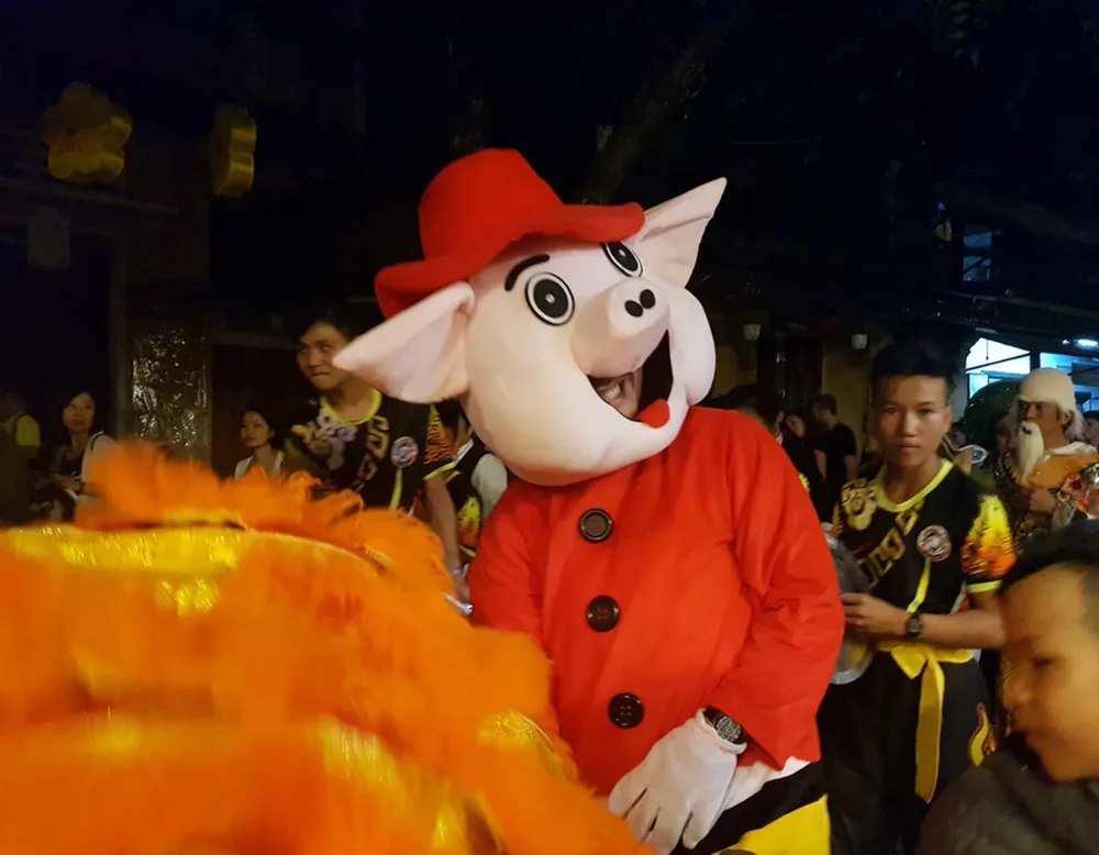 Đêm giao thừa, hoa hậu Tiểu Vy tham gia rước sắc bùa tại Hội An ảnh 4