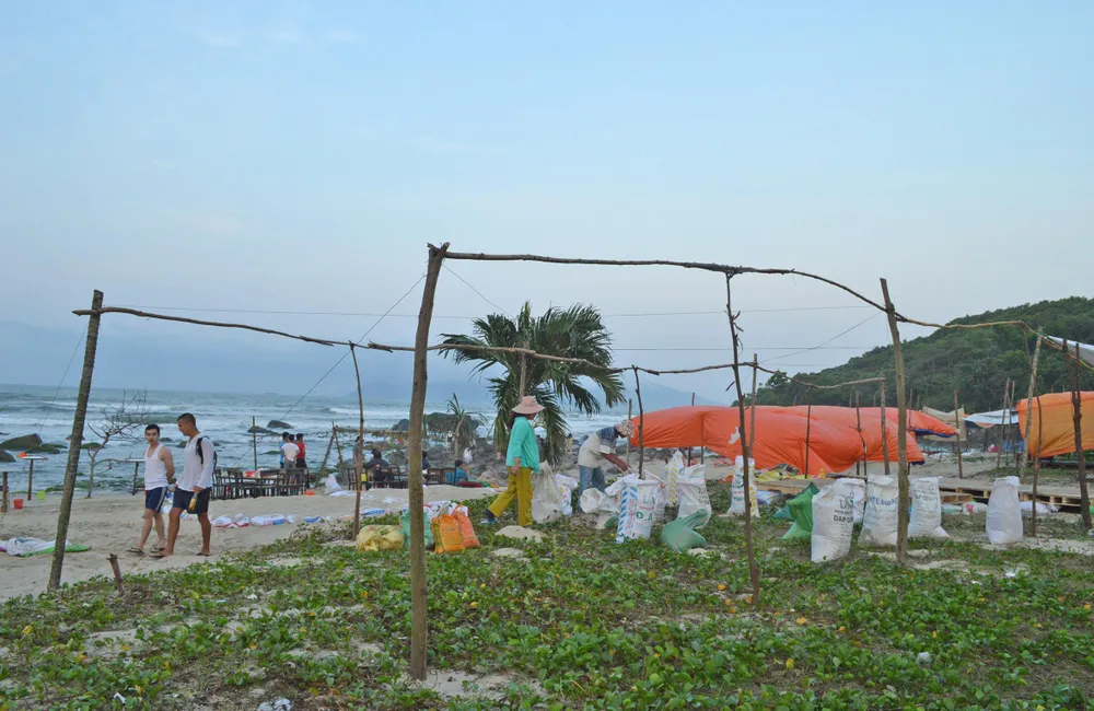 Sẽ tháo dỡ các lều quán dựng trái phép tại ghềnh đá Nam Ô ảnh 3 Sẽ tháo dỡ các lều quán dựng trái phép tại ghềnh đá Nam Ô ảnh 3