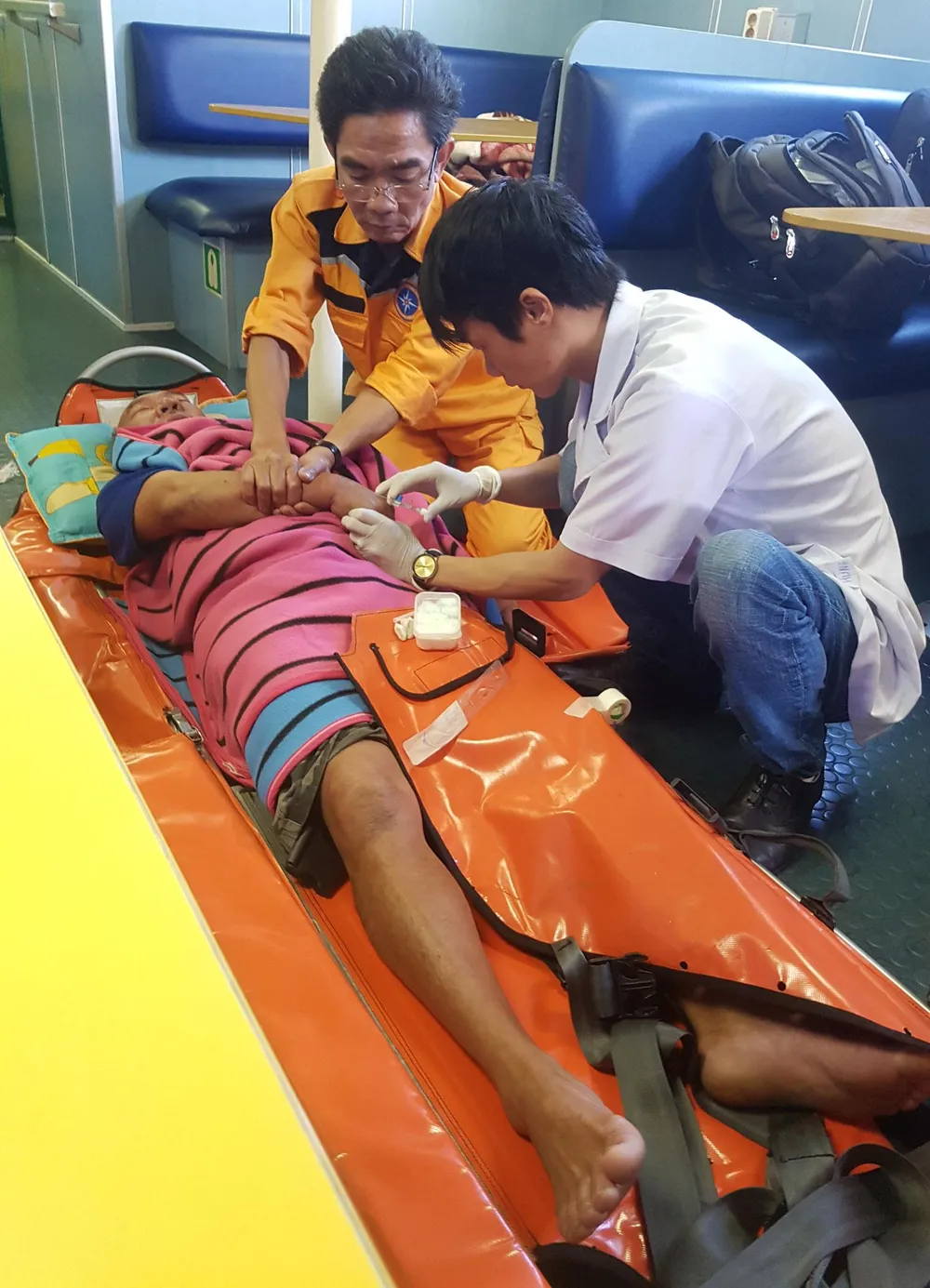 Cứu sống thuyền trưởng bị tai biến khi đang hành nghề ngoài khơi ảnh 1