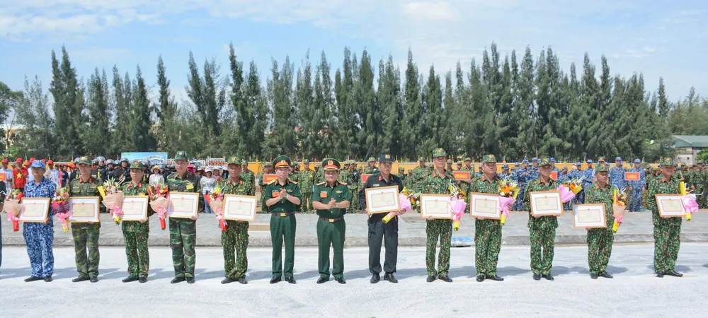 Bộ Quốc phòng trao tặng Bằng khen cho 19 tập thể hoàn thành xuất sắc nhiệm vụ trong diễn tập  ảnh 1