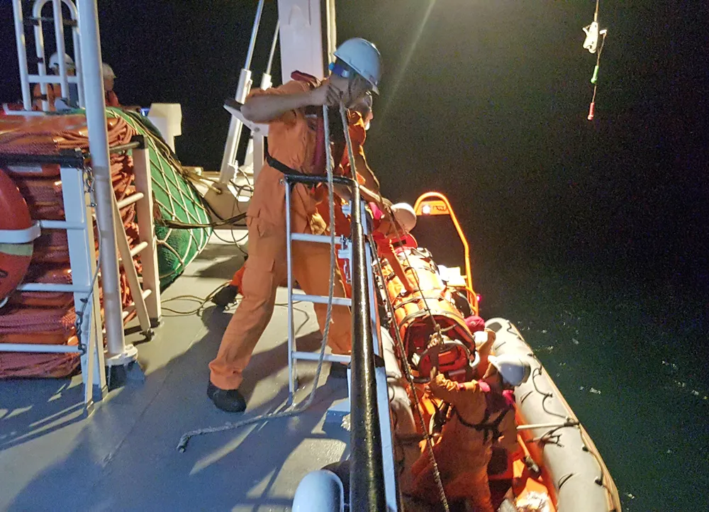 Trong đêm cứu ngư dân bị đứt lìa bàn chân ảnh 2