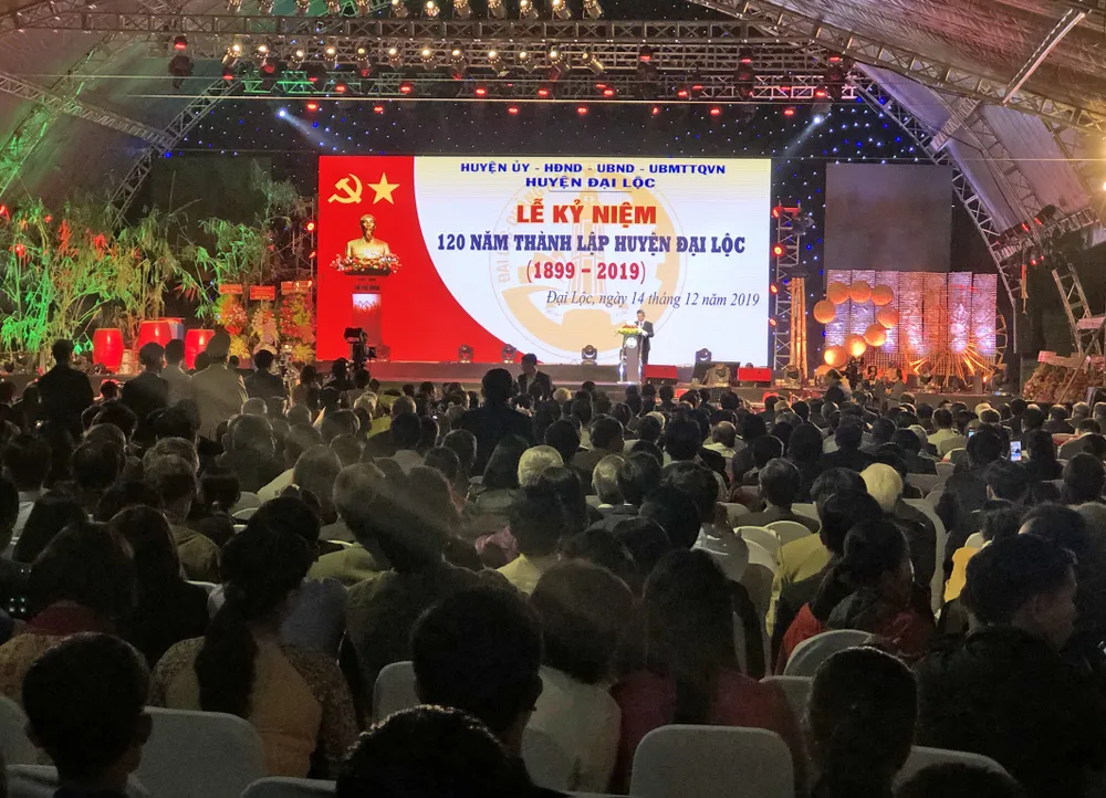 Thủ tướng Chính phủ Nguyễn Xuân Phúc tặng bình gốm sứ cho huyện Đại Lộc, tỉnh Quảng Nam ảnh 2