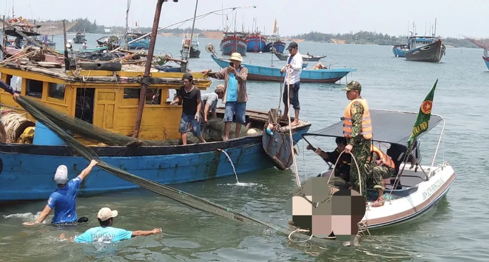 Tìm được 2 nạn nhân cuối cùng trong vụ lật ghe trên sông Thu Bồn ảnh 2 Tìm được 2 nạn nhân cuối cùng trong vụ lật ghe trên sông Thu Bồn ảnh 2