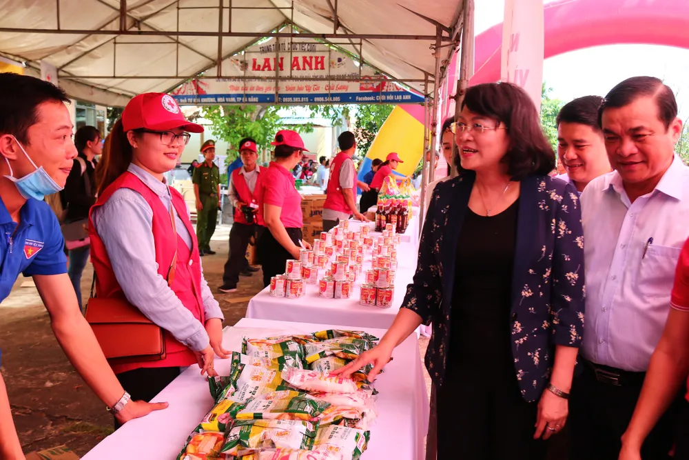 Phó Chủ tịch nước Đặng Thị Ngọc Thịnh thăm, tặng quà cho các em học sinh, hộ nghèo huyện Đại Lộc, Quảng Nam ảnh 3