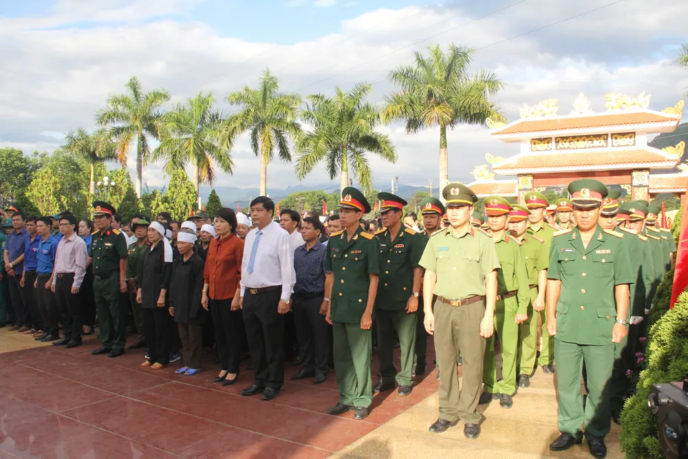 Truy điệu và an táng 17 hài cốt liệt sĩ hy sinh tại Khâm Đức ảnh 1