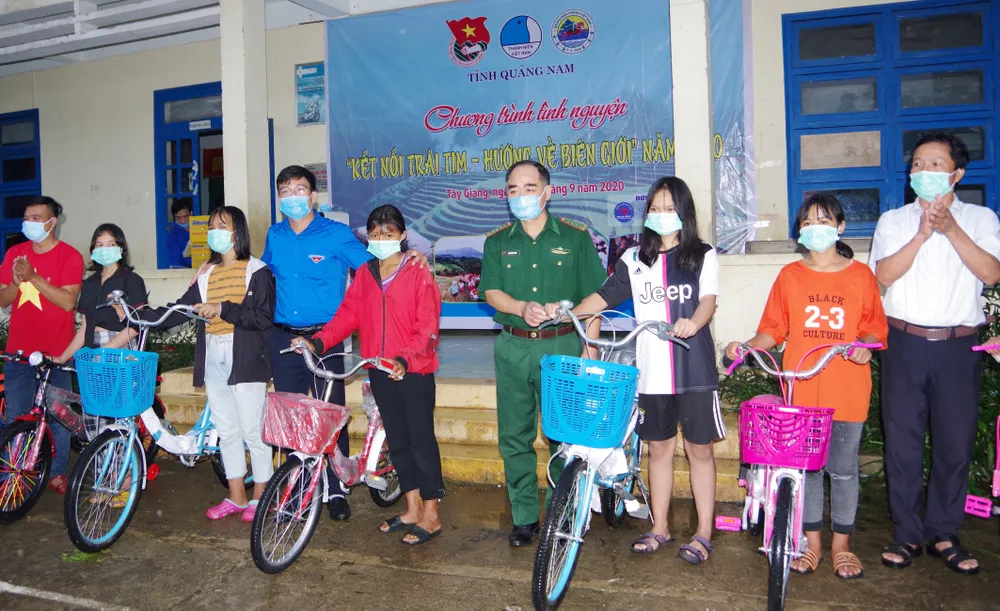 Ấm áp chương trình "Kết nối trái tim - Hướng về biên giới" ở Quảng Nam ảnh 5