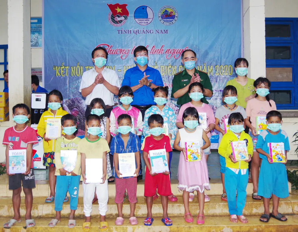 Ấm áp chương trình "Kết nối trái tim - Hướng về biên giới" ở Quảng Nam ảnh 6