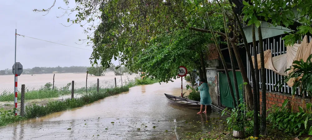 Quảng Nam: Giao thông bị chia cắt do lũ dâng cao ảnh 4