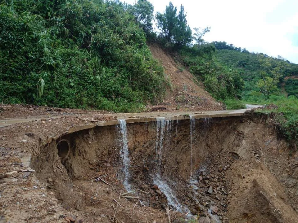 Miền núi Quảng Nam sạt lở nghiêm trọng, Quốc lộ 9 qua Quảng Trị bị ùn tắc ảnh 2