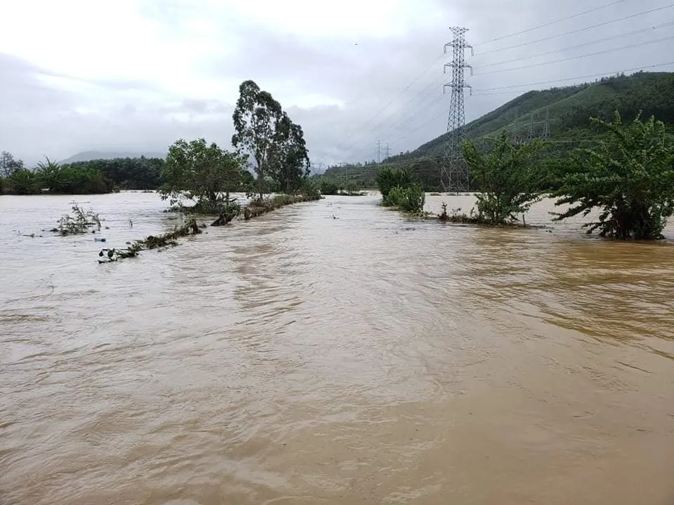 Miền núi Quảng Nam sạt lở nghiêm trọng, Quốc lộ 9 qua Quảng Trị bị ùn tắc ảnh 6