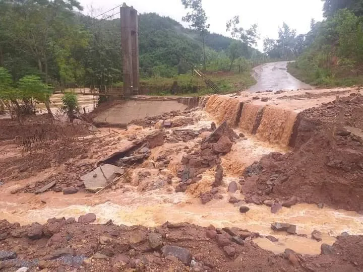 Miền núi Quảng Nam sạt lở nghiêm trọng, Quốc lộ 9 qua Quảng Trị bị ùn tắc ảnh 3