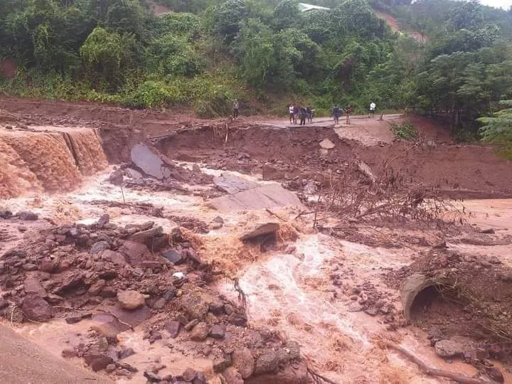 Miền núi Quảng Nam sạt lở nghiêm trọng, Quốc lộ 9 qua Quảng Trị bị ùn tắc ảnh 4