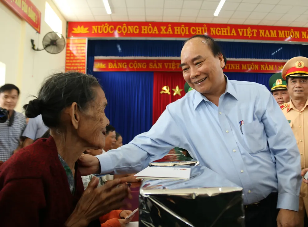 Thủ tướng Nguyễn Xuân Phúc thăm và tặng quà đồng bào Quảng Nam, Quảng Ngãi thiệt hại do bão số 9 ảnh 2