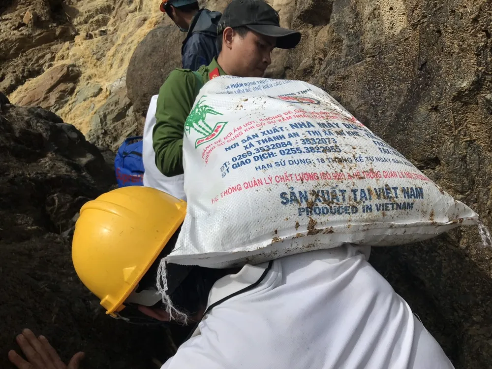 Tiếp tục cõng hàng và tìm kiếm người mất tích tại Phước Sơn ảnh 4