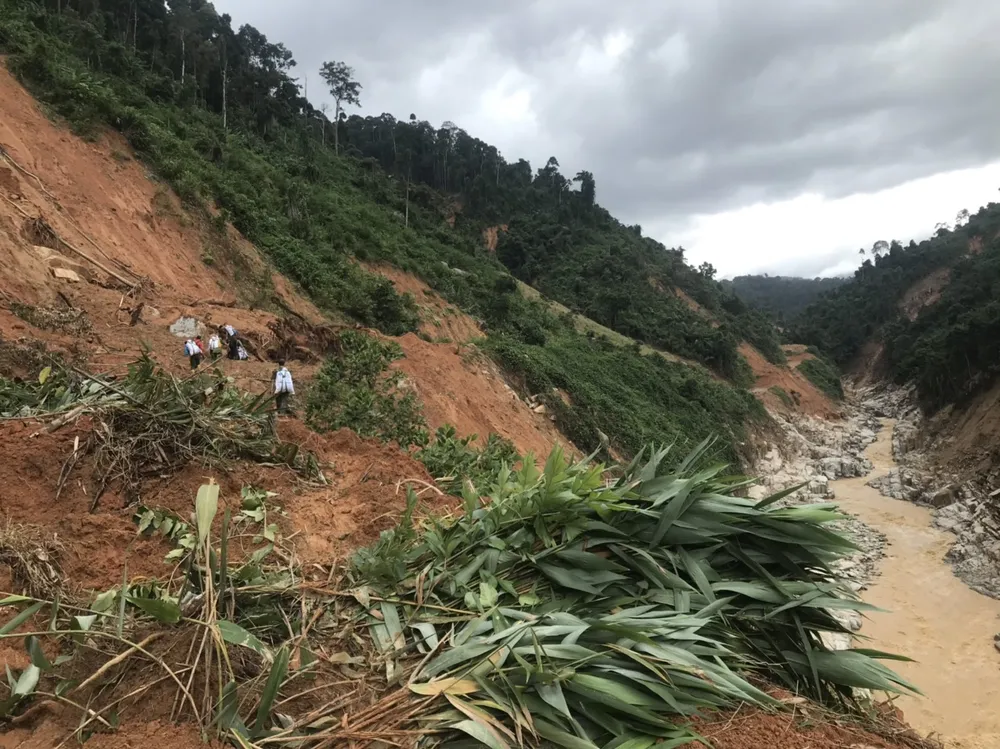 Tiếp tục cõng hàng và tìm kiếm người mất tích tại Phước Sơn ảnh 11