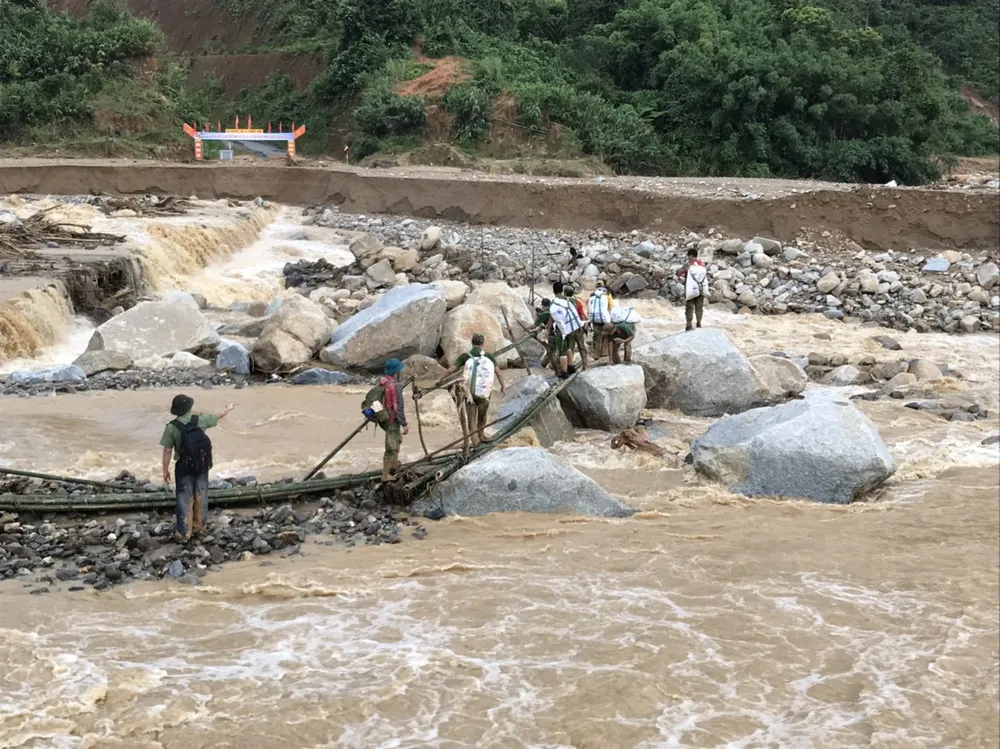 Tiếp tục cõng hàng và tìm kiếm người mất tích tại Phước Sơn ảnh 3