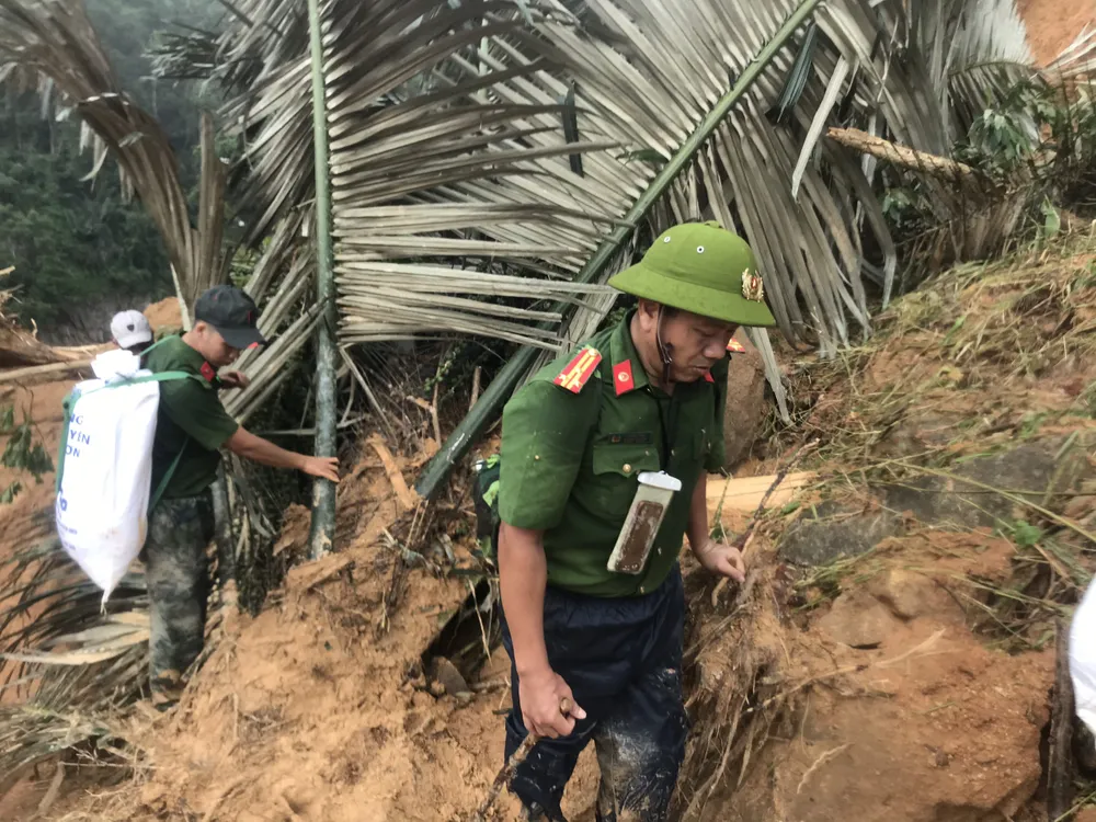 Tiếp tục cõng hàng và tìm kiếm người mất tích tại Phước Sơn ảnh 6