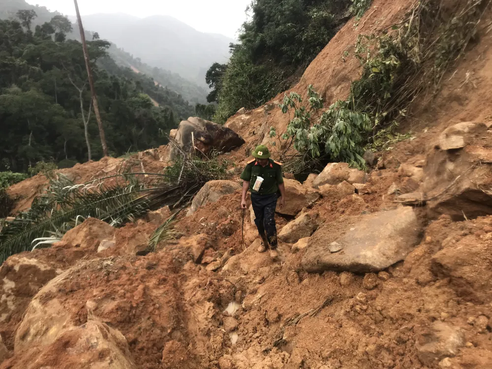 Tiếp tục cõng hàng và tìm kiếm người mất tích tại Phước Sơn ảnh 7