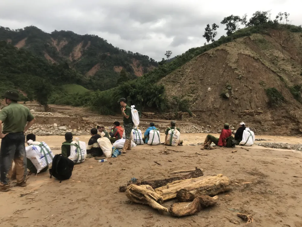 Tiếp tục cõng hàng và tìm kiếm người mất tích tại Phước Sơn ảnh 8