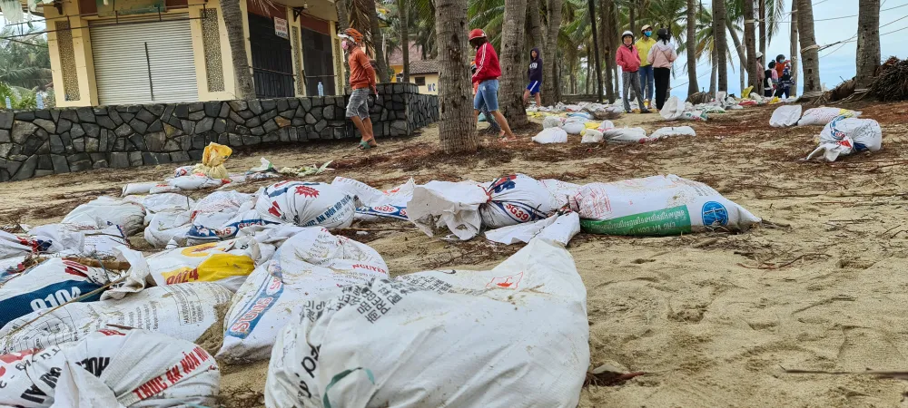 Sau bão số 13, bãi biển miền Trung bị sóng đánh tan tác ảnh 2