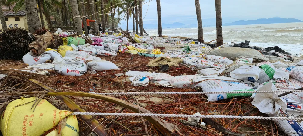 Sau bão số 13, bãi biển miền Trung bị sóng đánh tan tác ảnh 4