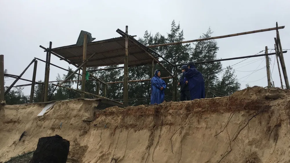 Sau bão số 13, bãi biển miền Trung bị sóng đánh tan tác ảnh 11