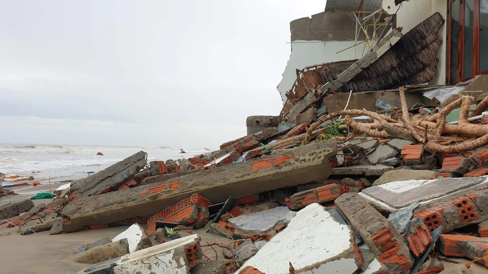 Sau bão số 13, bãi biển miền Trung bị sóng đánh tan tác ảnh 8