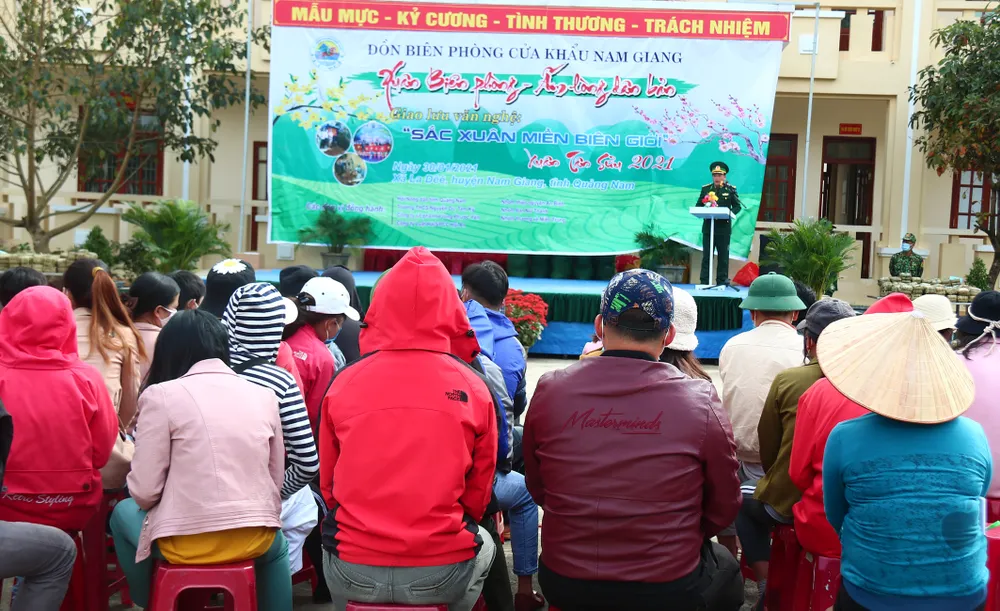 Mang tết đến cho đồng bào vùng biên ảnh 2