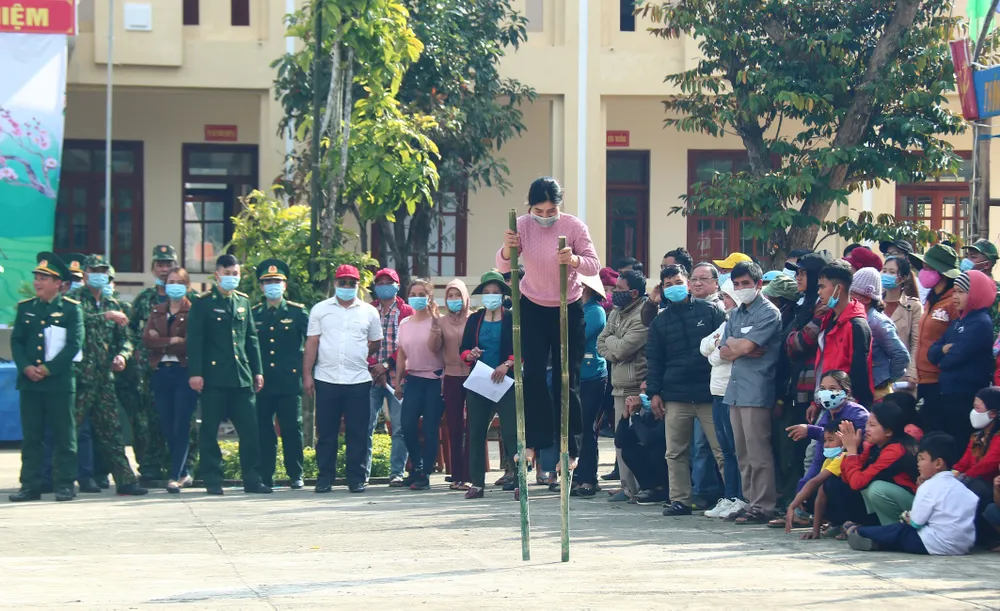 Mang tết đến cho đồng bào vùng biên ảnh 15