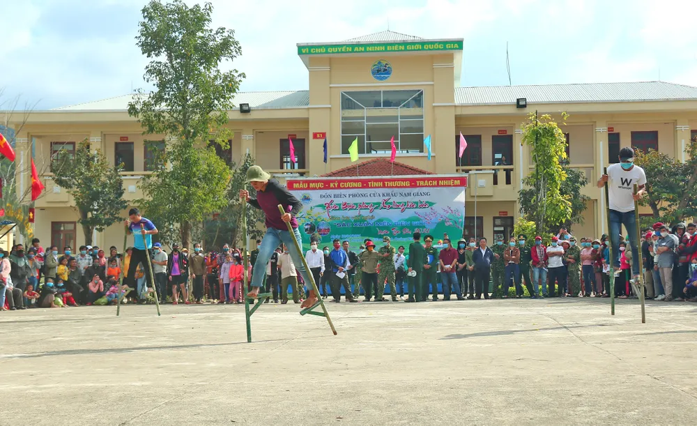 Mang tết đến cho đồng bào vùng biên ảnh 16