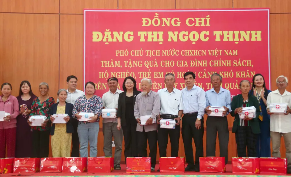 Phó Chủ tịch nước Đặng Thị Ngọc Thịnh thăm và tặng quà hộ nghèo, hộ chính sách tại Quảng Nam ảnh 5 Phó Chủ tịch nước Đặng Thị Ngọc Thịnh thăm và tặng quà hộ nghèo, hộ chính sách tại Quảng Nam ảnh 5