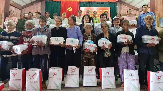 Phó Chủ tịch nước Đặng Thị Ngọc Thịnh thăm và tặng quà hộ nghèo, hộ chính sách tại Quảng Nam ảnh 2 Phó Chủ tịch nước Đặng Thị Ngọc Thịnh thăm và tặng quà hộ nghèo, hộ chính sách tại Quảng Nam ảnh 2
