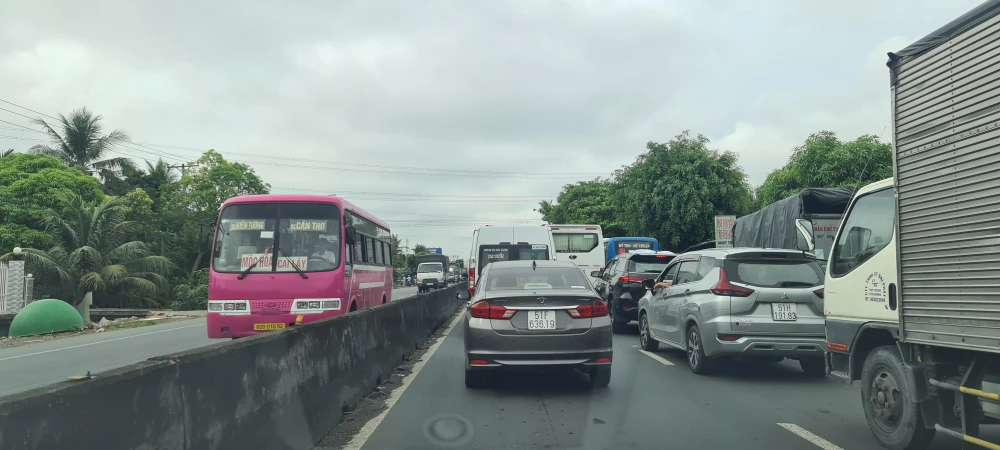 Tiền Giang: Quốc lộ 1 kẹt xe kéo dài do tai nạn giao thông ảnh 3 Tiền Giang: Quốc lộ 1 kẹt xe kéo dài do tai nạn giao thông ảnh 3